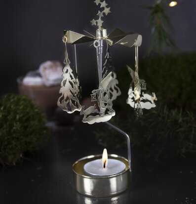 Foto av änglaspel i vintermiljö och varm atmosfär