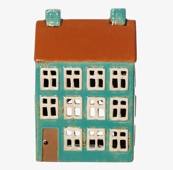 Foto av en detaljrikt utformad ljuslykta i form av hus