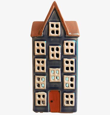 Bild av unik ljuslykta som föreställer ett hus