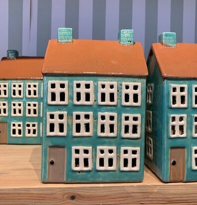 Foto av charmig ljuslykta i form av ett färgglatt hus