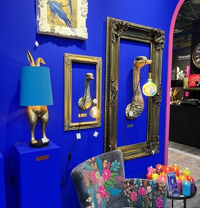 Ram Barock Guld från Werner Voss på blå vägg med fåtölj