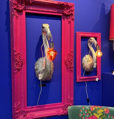 Ram Barock Magenta från Werner Voss mot djupblå vägg