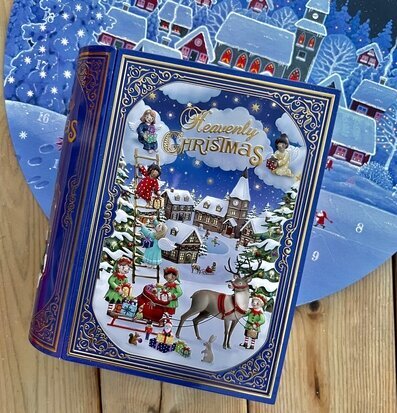 Bild av en julig plåtburk med detaljerade illustrationer