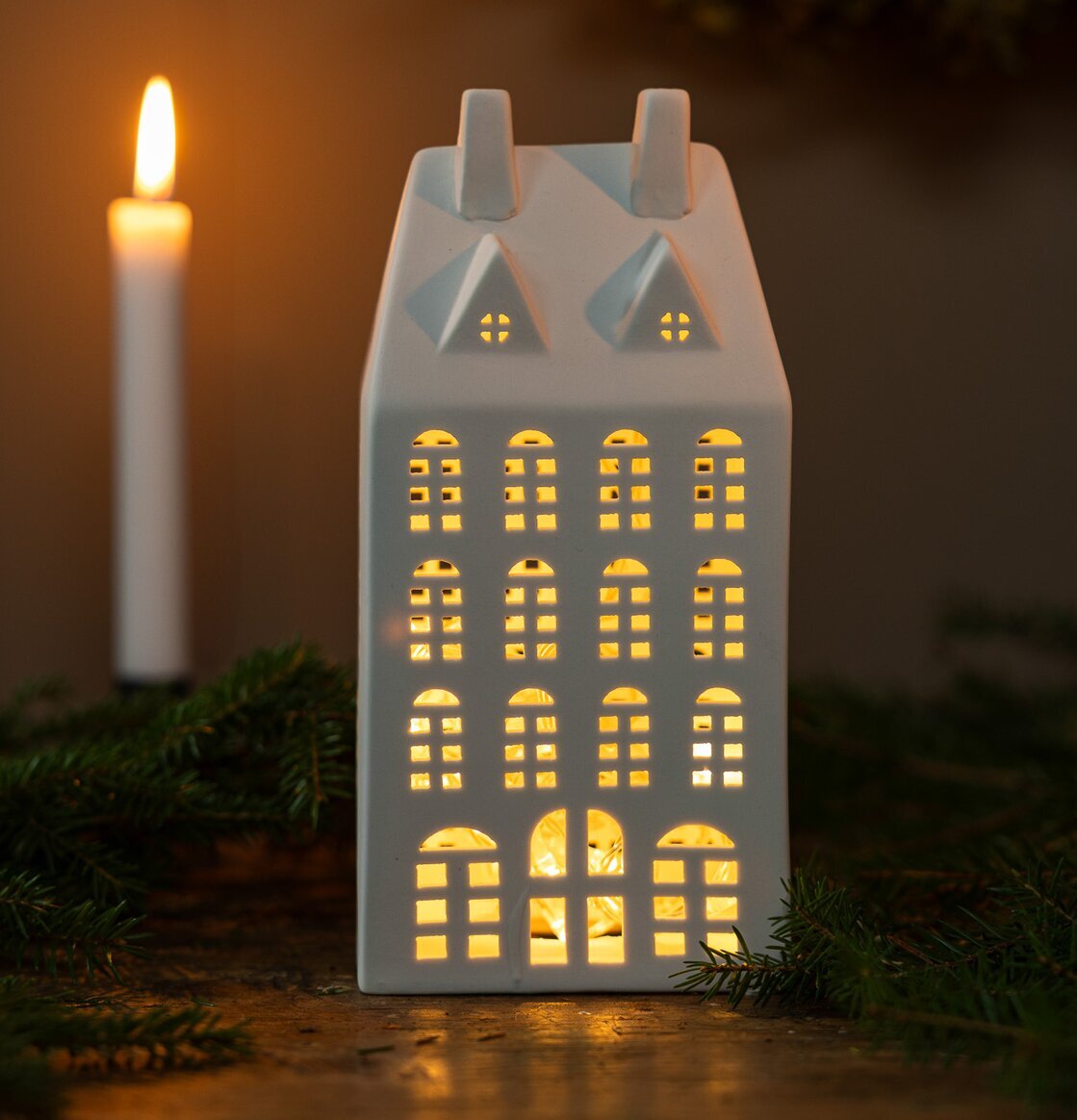 Foto av keramisk ljusstake med drömlik belysning