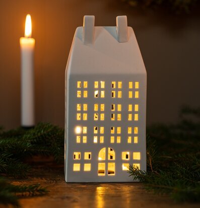 Bild av rofylld inredningsdetalj med ljusstake