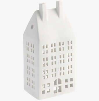 Bild av dekorativ vit keramikljusstake som hus