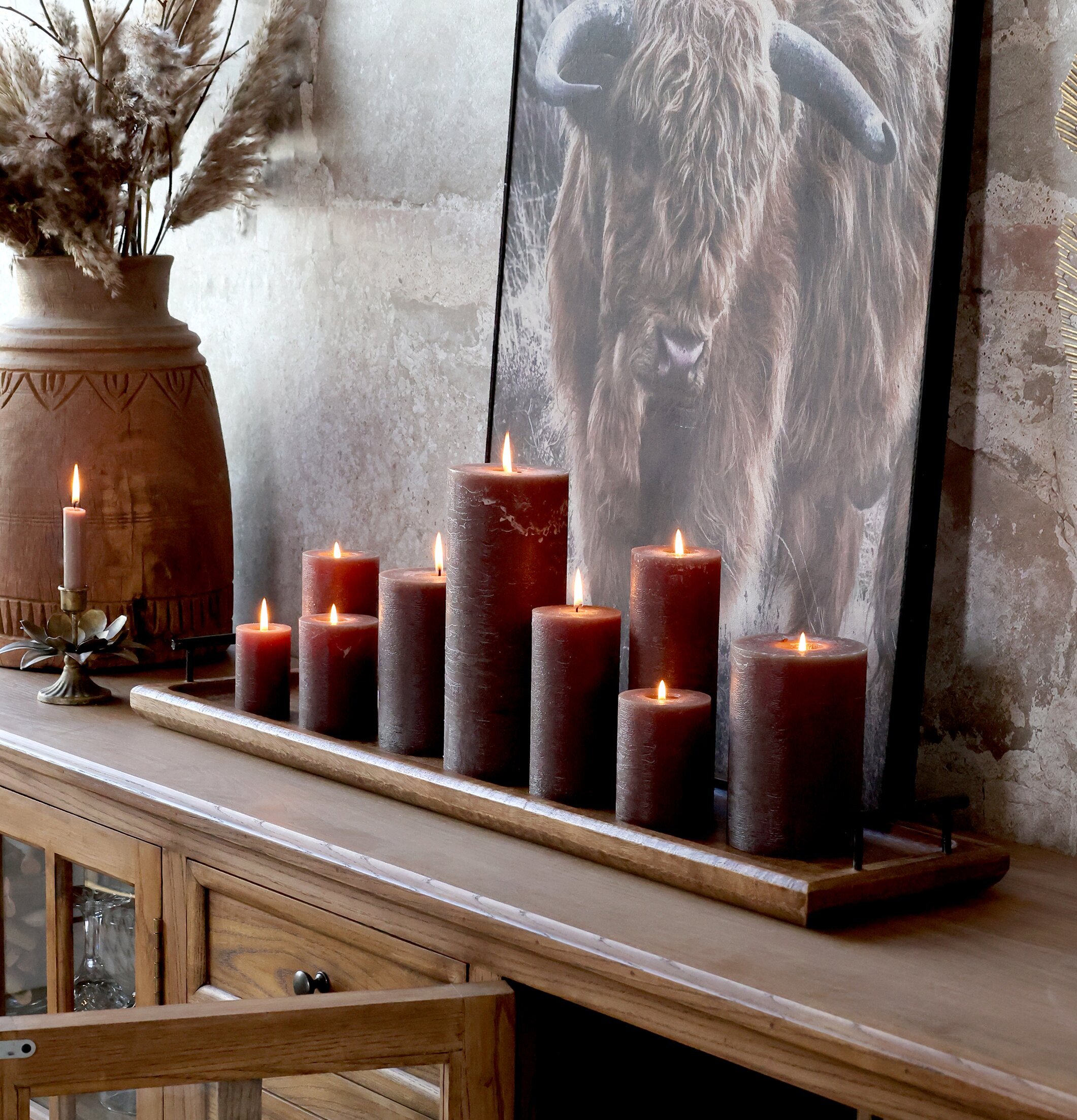 Träfat Med Handtag från Chic Antique med ljus på träbuffé