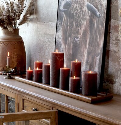 Träfat Med Handtag från Chic Antique med ljus på träbuffé