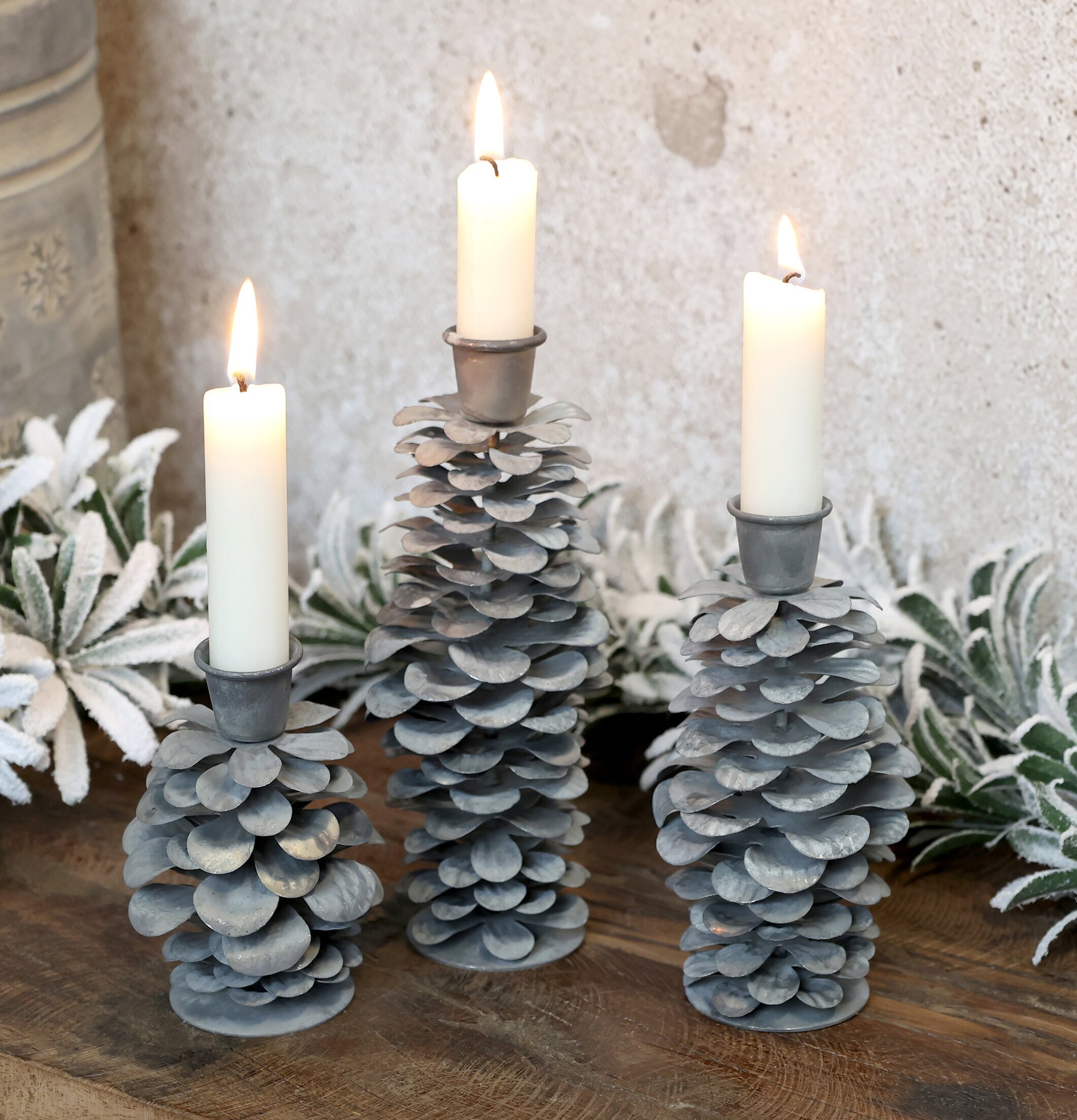 Ljusstake Kotte Antik Zink från Chic Antique på rustikt bord