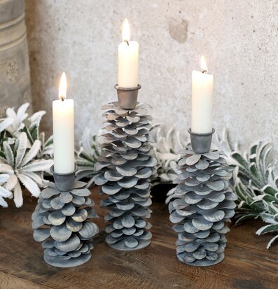 Ljusstake Kotte Antik Zink från Chic Antique på rustikt bord