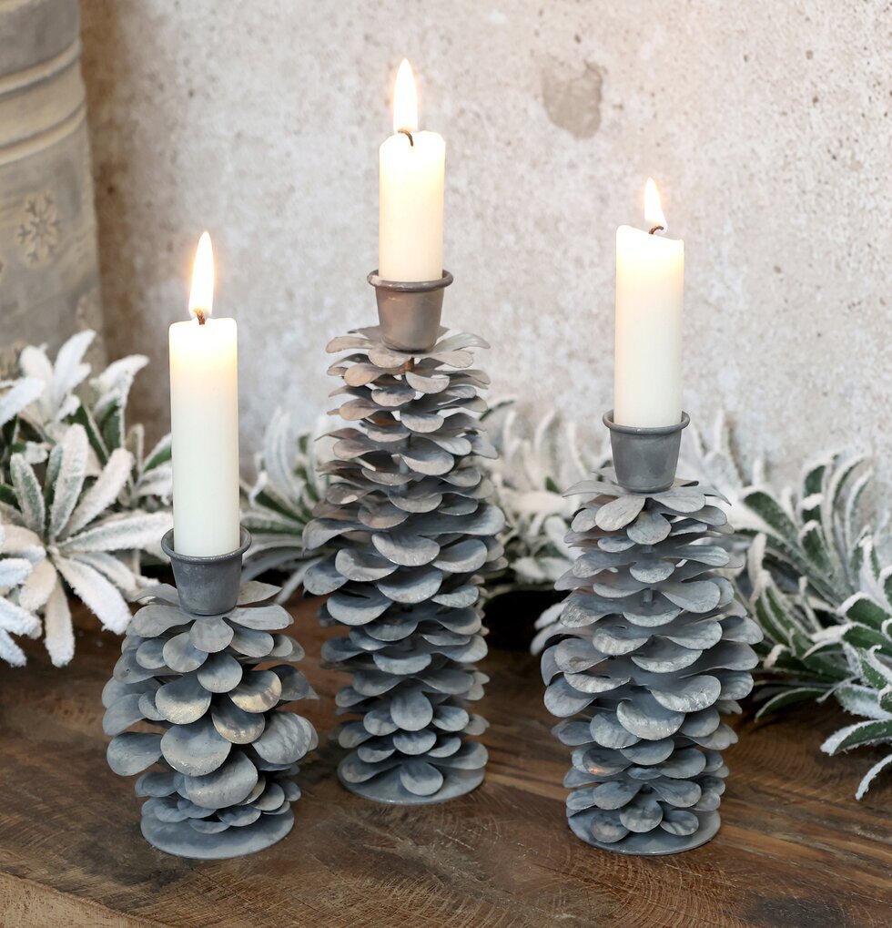 Ljusstake Kotte Antik Zink från Chic Antique på rustikt bord