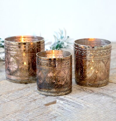 Bild av rustika ljuslyktor med antik kopparfinish