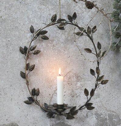 Ljuskrans Blad Metall från Chic Antique på betongvägg