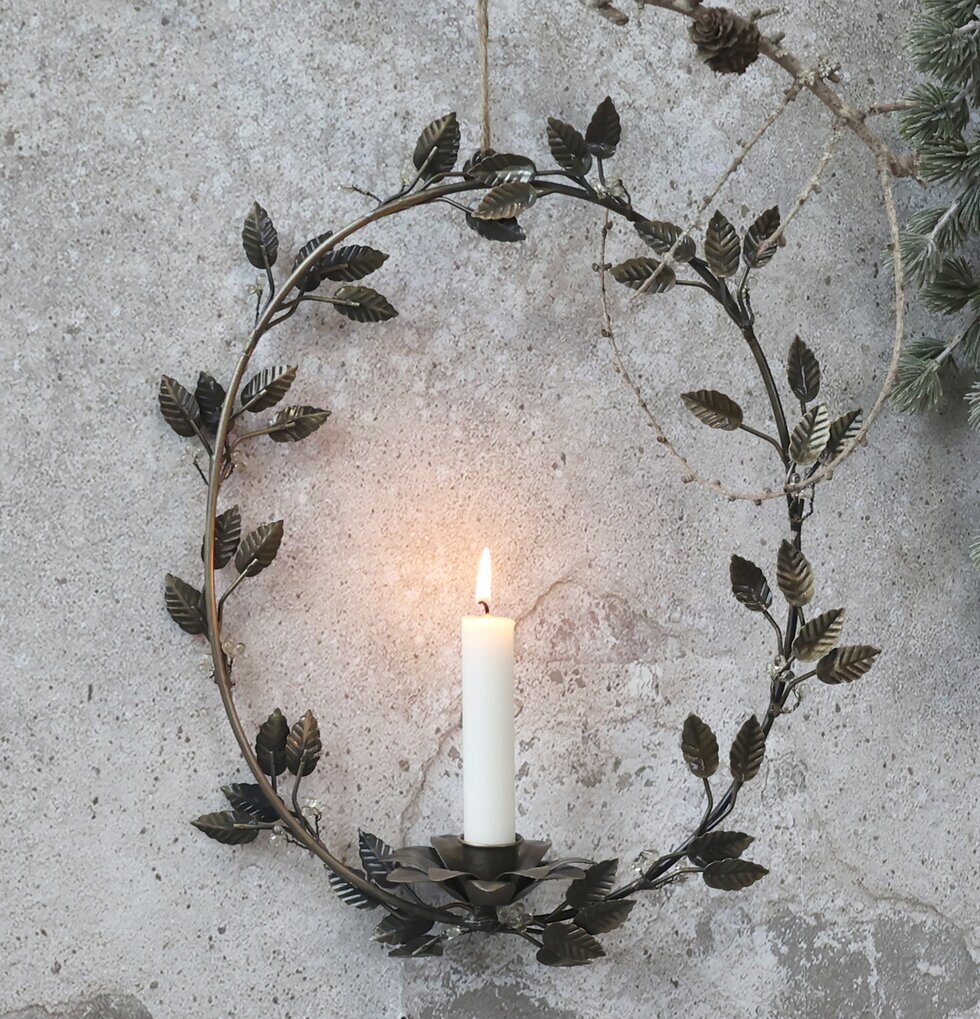 Ljuskrans Blad Metall från Chic Antique på betongvägg