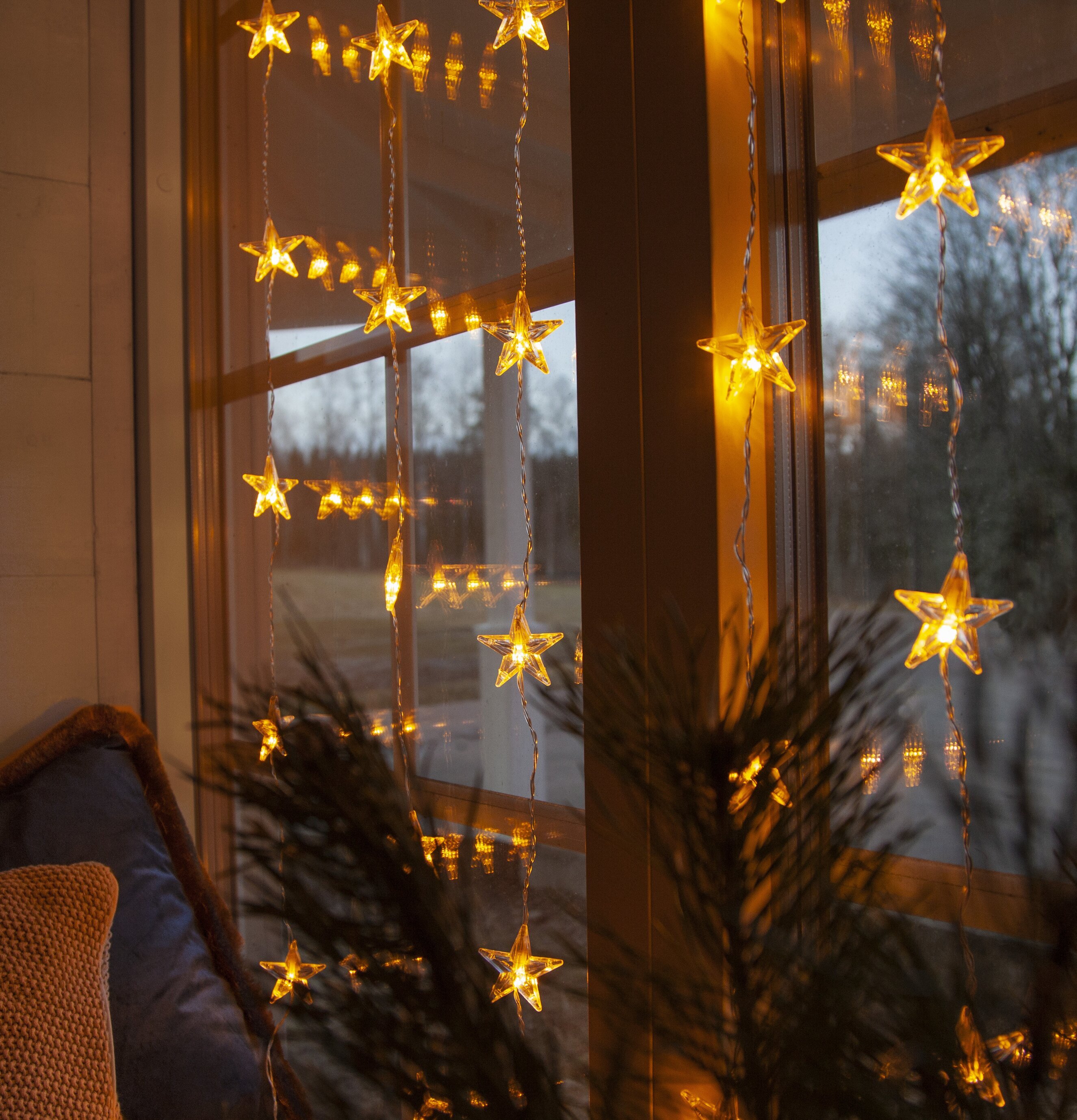 Ljusgardin Star Curtain från Star Trading i fönster