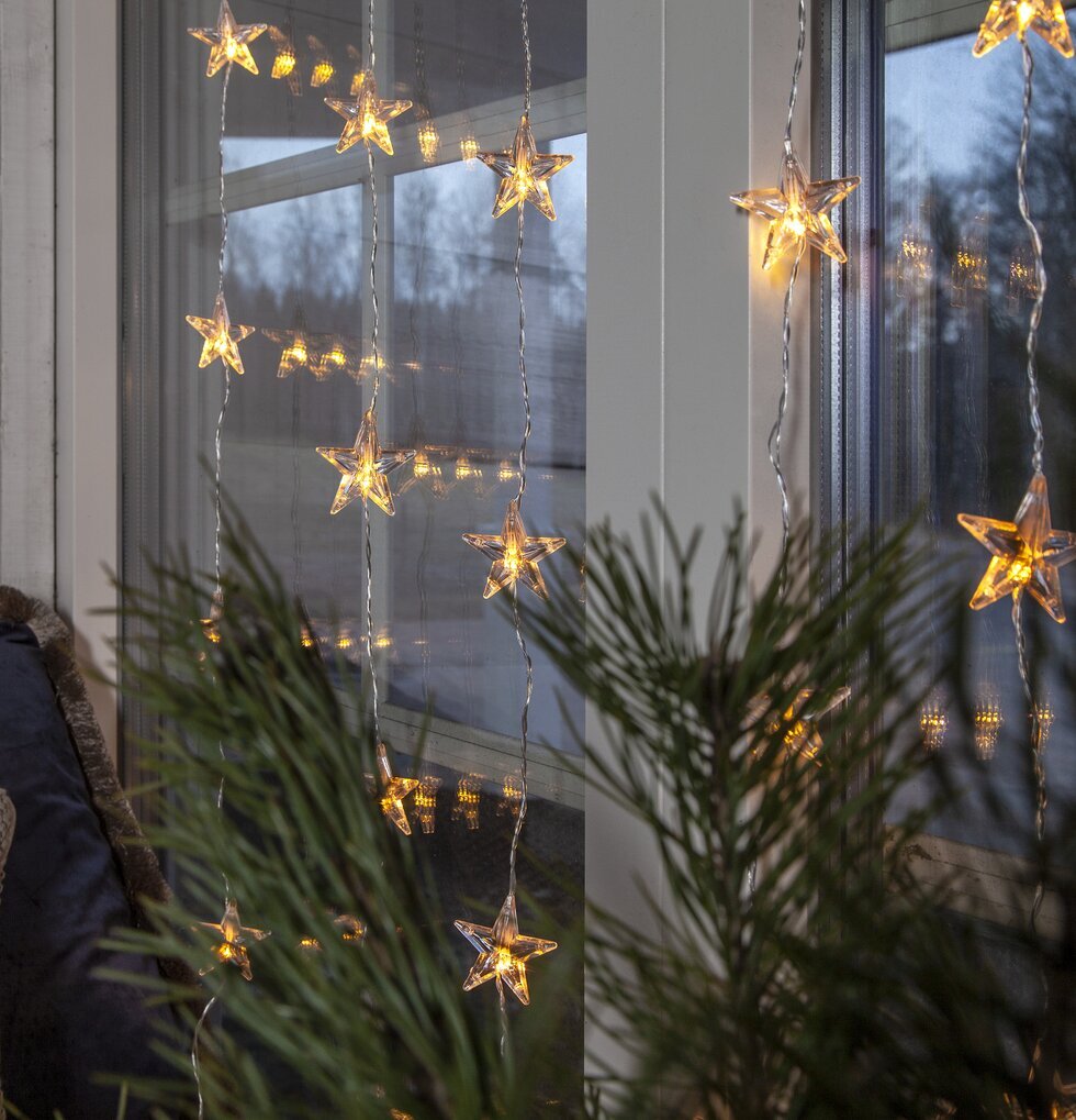 Ljusgardin Star Curtain från Star Trading i fönster