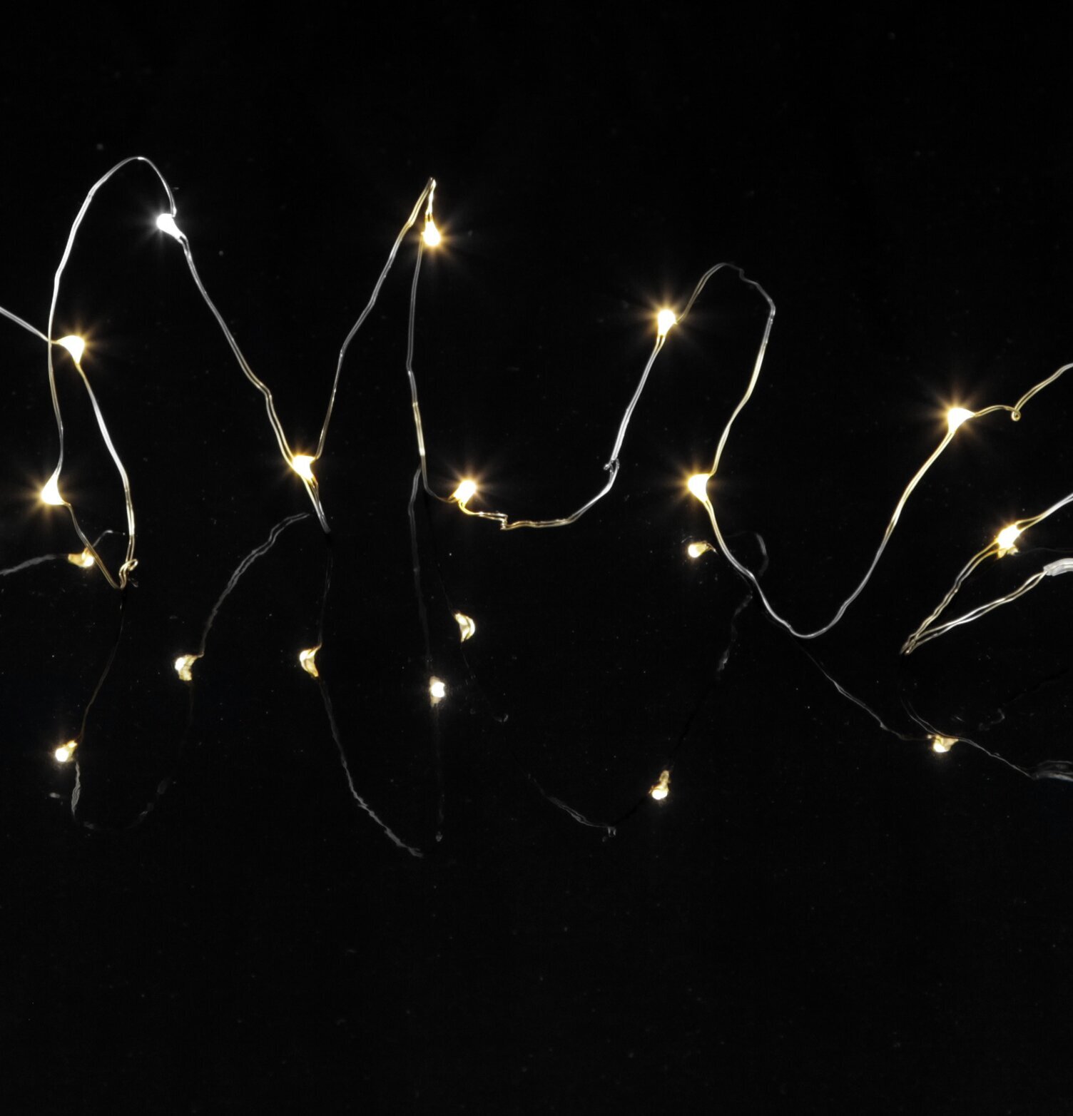 Trådslinga Dew Drop 12 från Star Trading på svart bakgrund