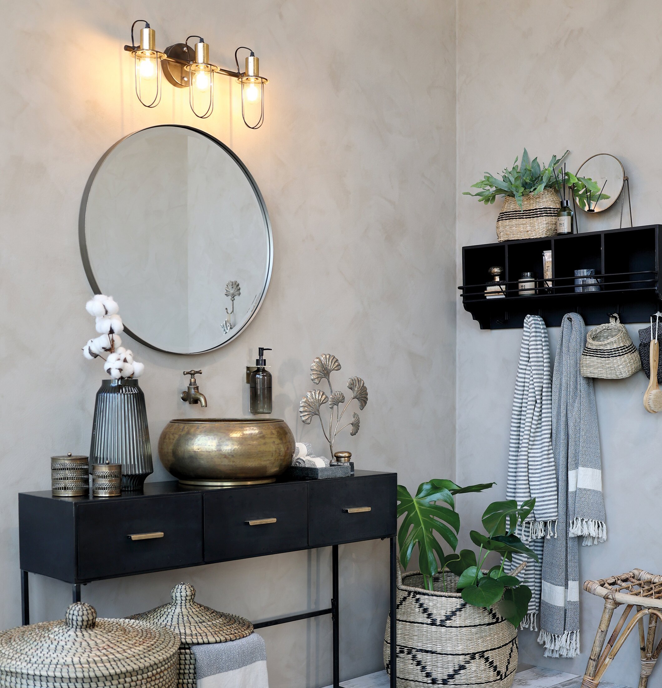 Vägghylla Antiksvart från Chic Antique på crèmefärgad vägg