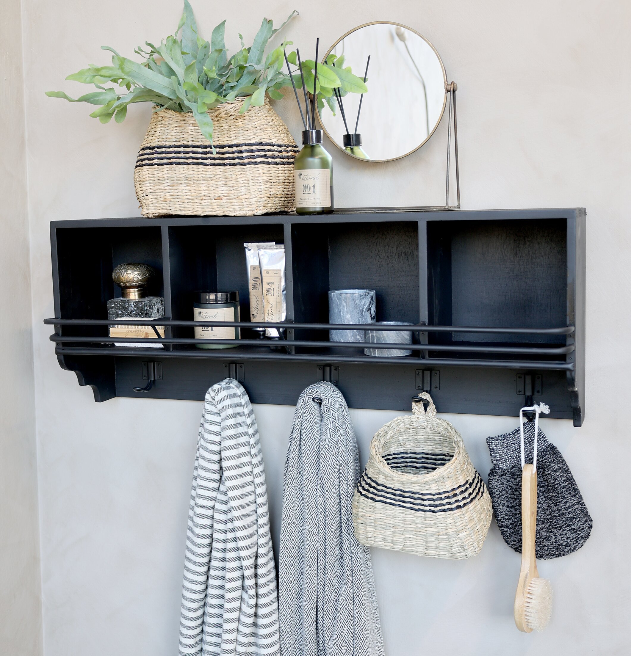 Vägghylla Antiksvart från Chic Antique med förvaring