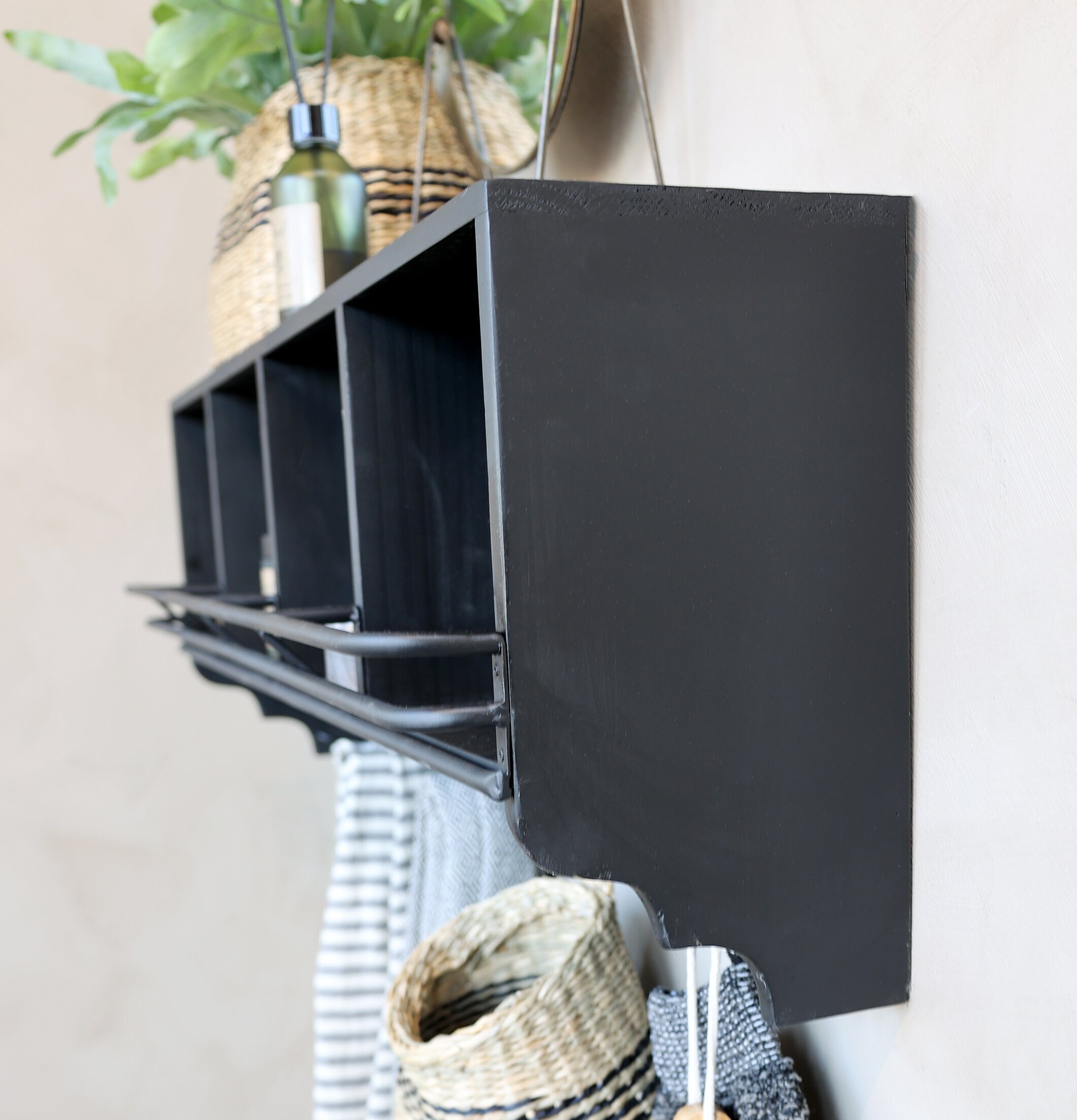 Vägghylla Antiksvart från Chic Antique med fyra fack