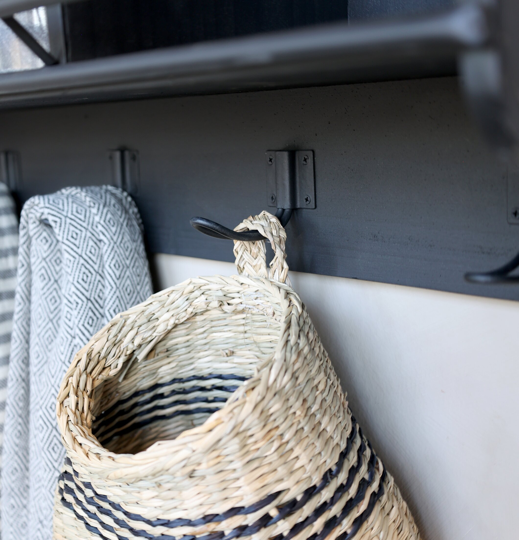 Vägghylla Antiksvart från Chic Antique med krokar och korg