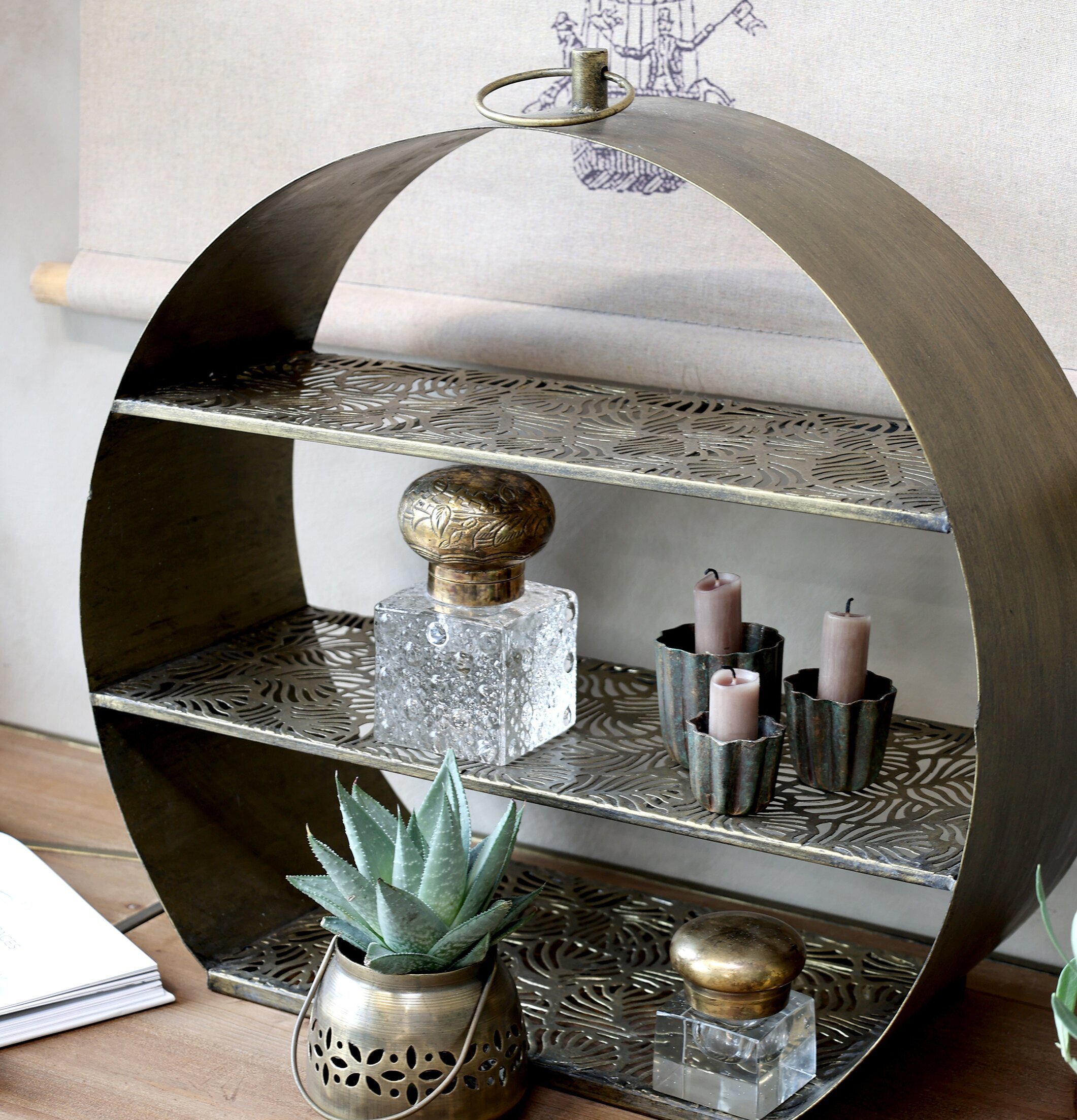 Bordshylla Antik Mässing från Chic Antique med dekor