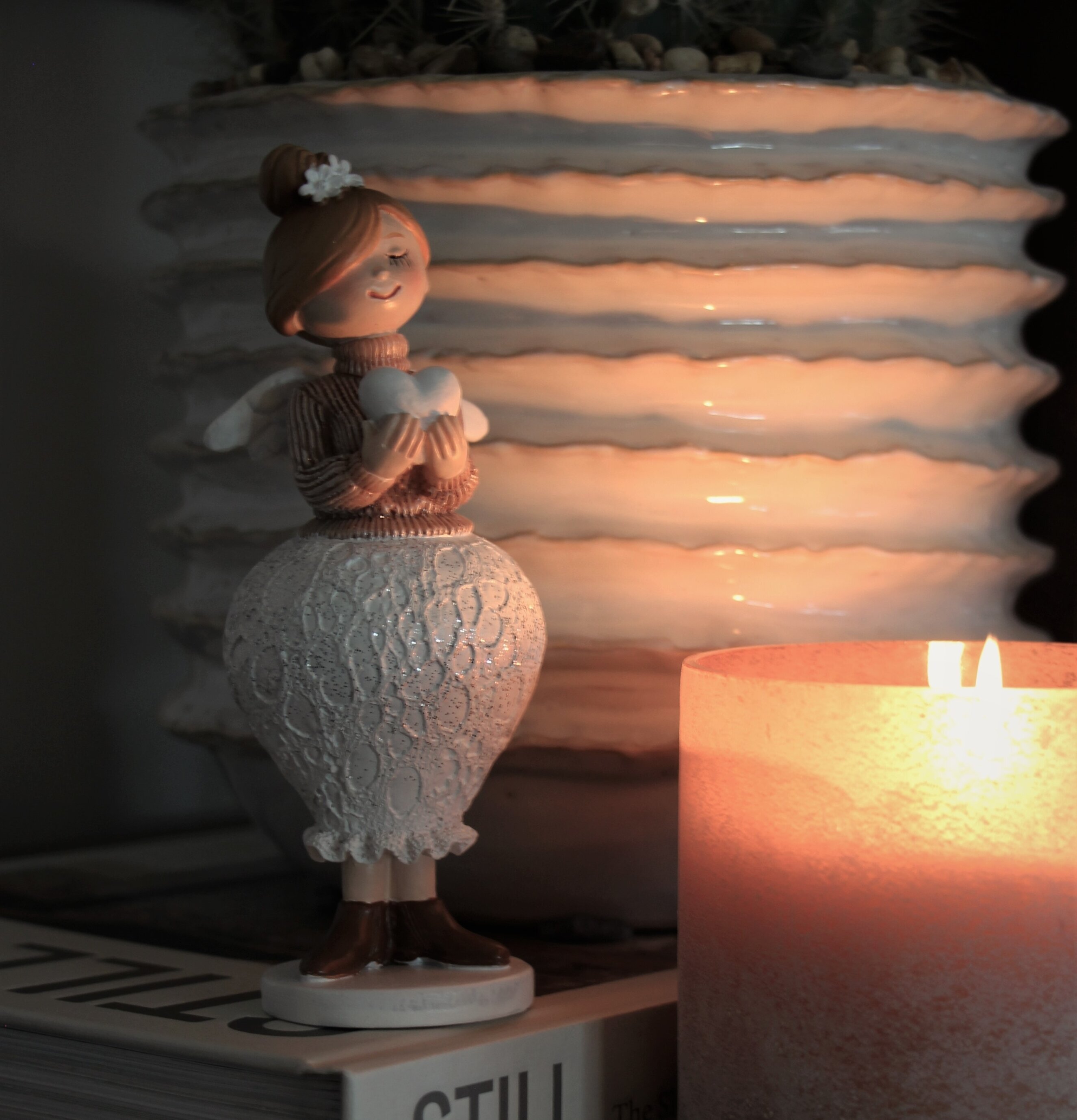 Ängel Med Hjärta - Majas Cottage bredvid bok och tända ljus