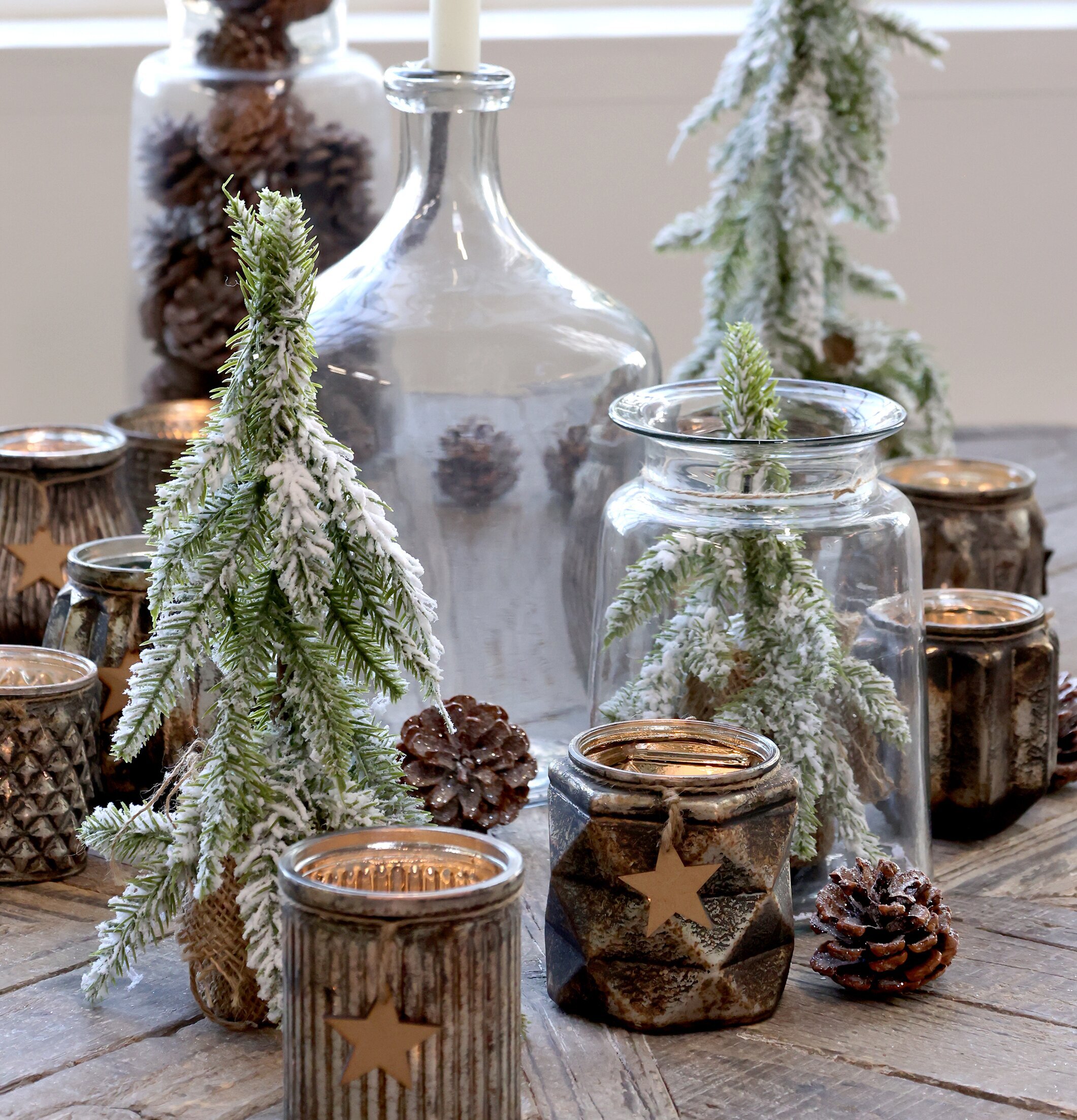 Foto av vinterdekoration med stjärnljus och minigranar