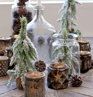 Bild av harmonisk inredning med ljus och naturdetaljer