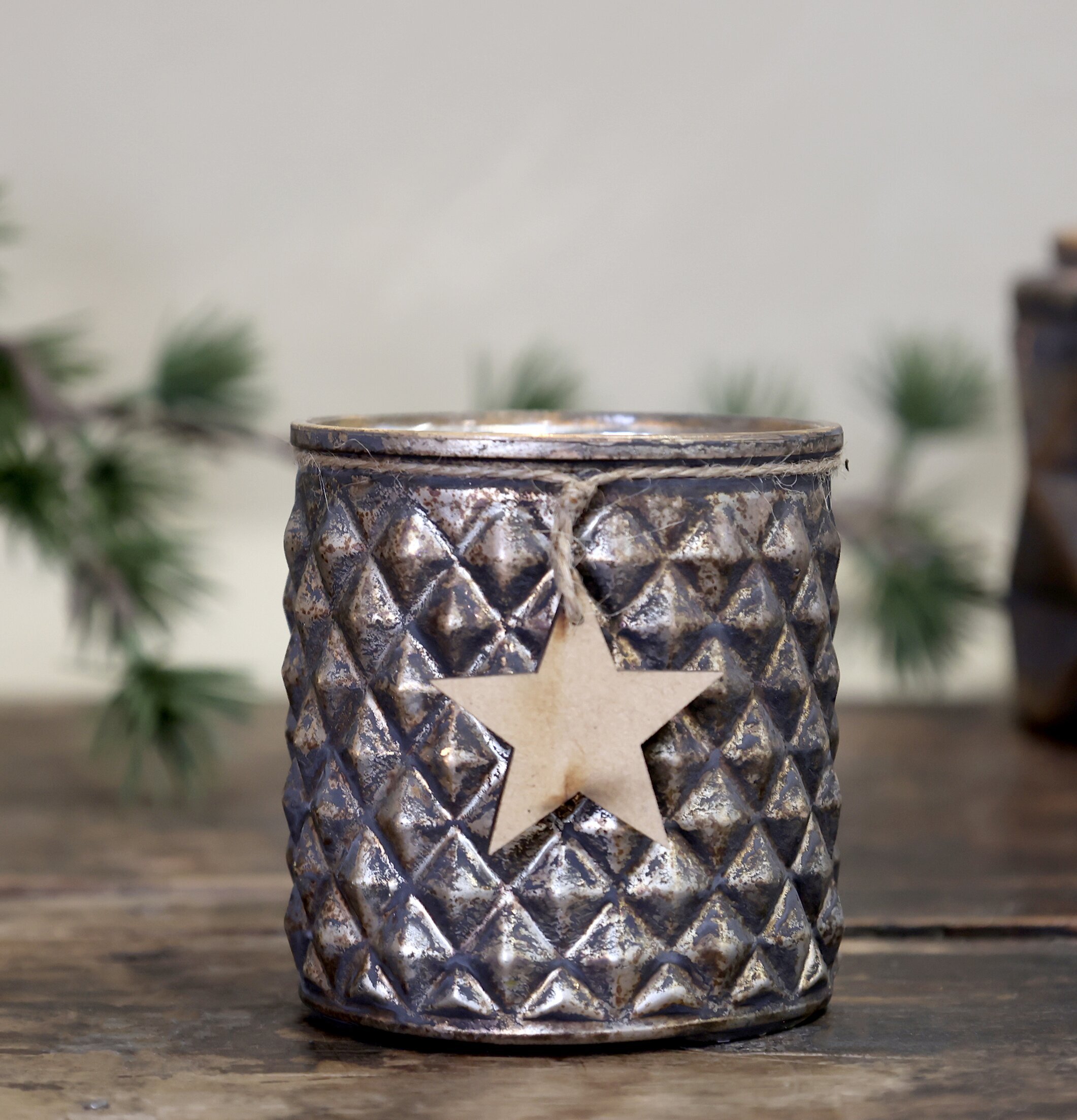 Bild av ljuslykta med stjärna och rustik känsla