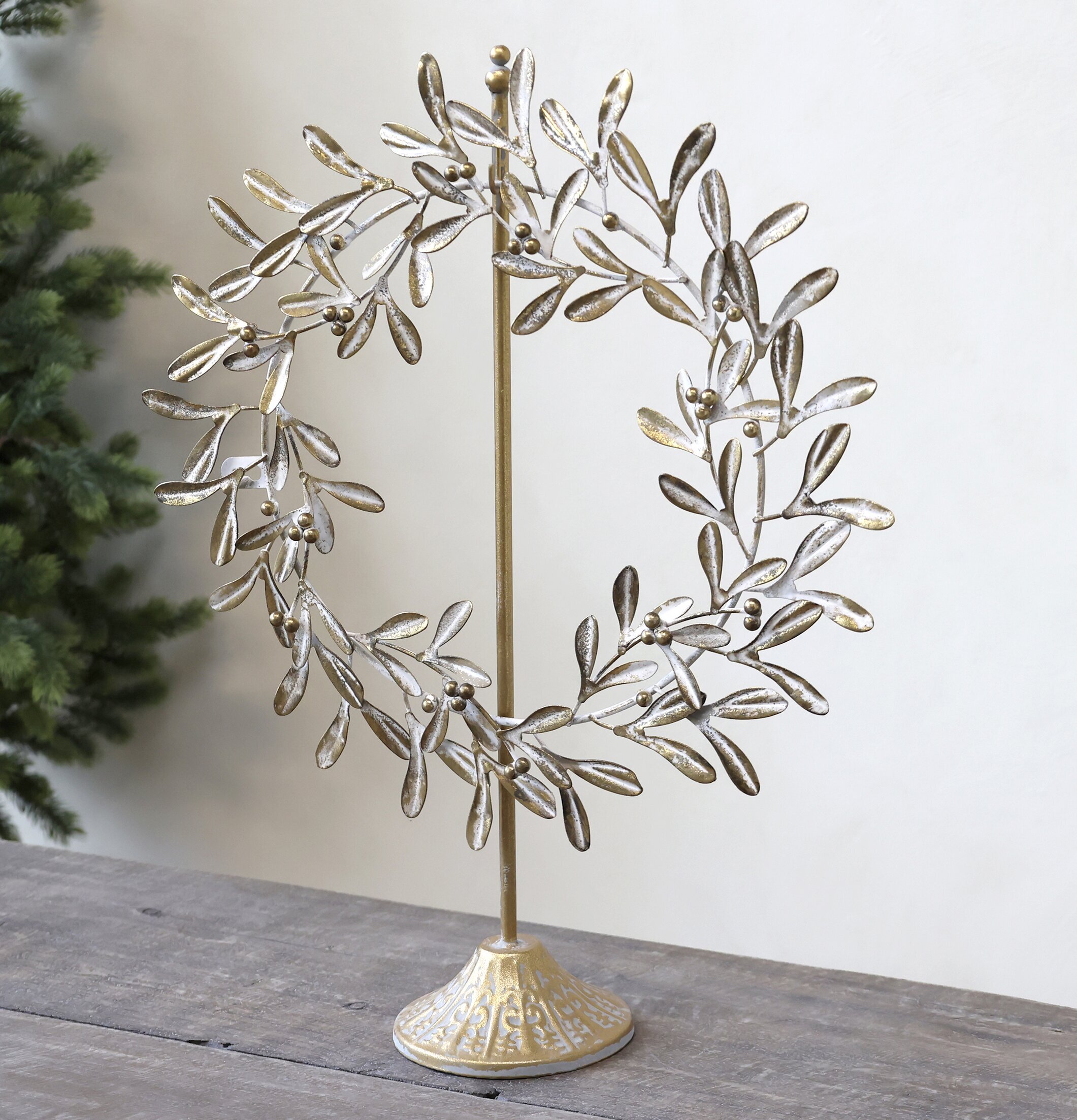 Stativ Antik Mässing från Chic Antique på rustikt träbord