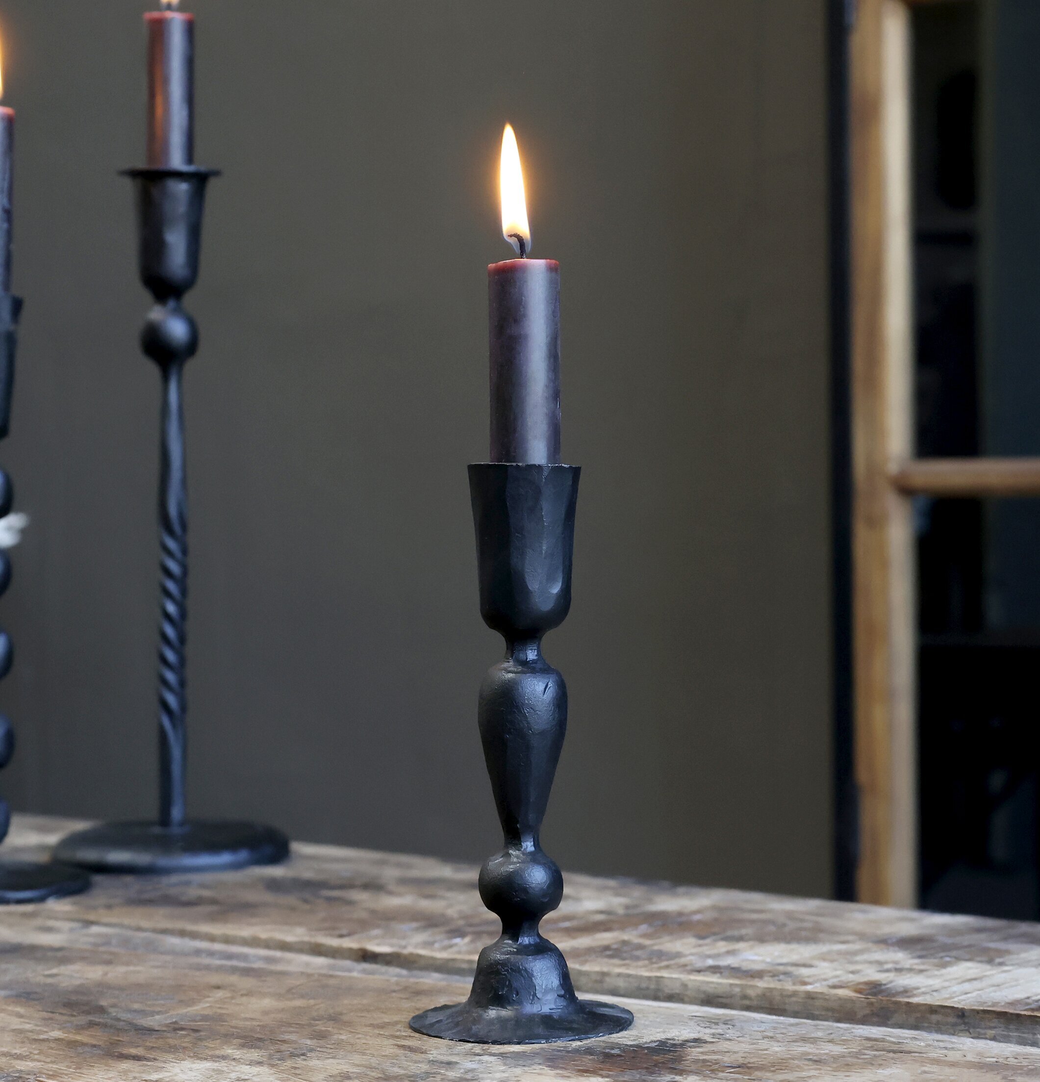 Ljusstake Antiksvart från Chic Antique på rustikt träbord