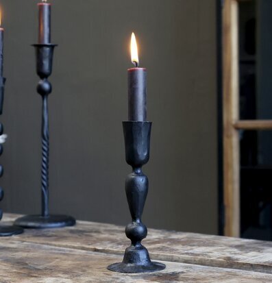 Ljusstake Antiksvart från Chic Antique på rustikt träbord