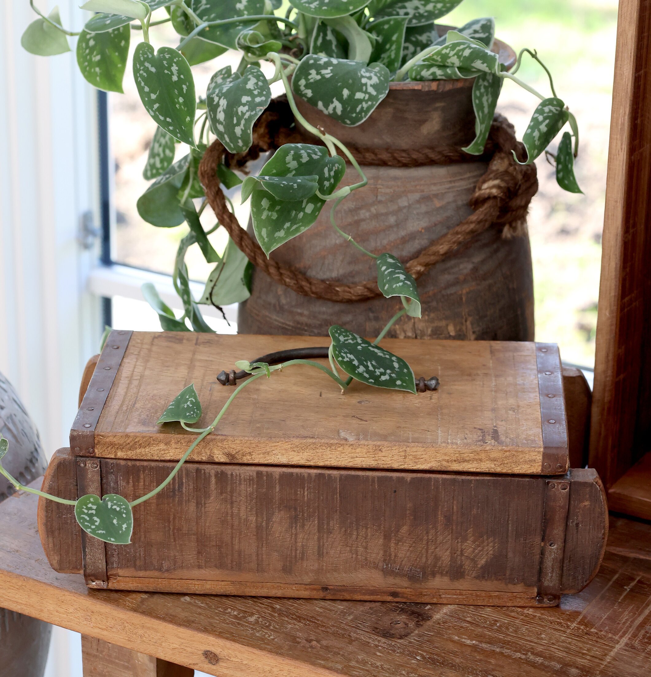 Murstensform Grimaud från Chic Antique på rustikt träbord