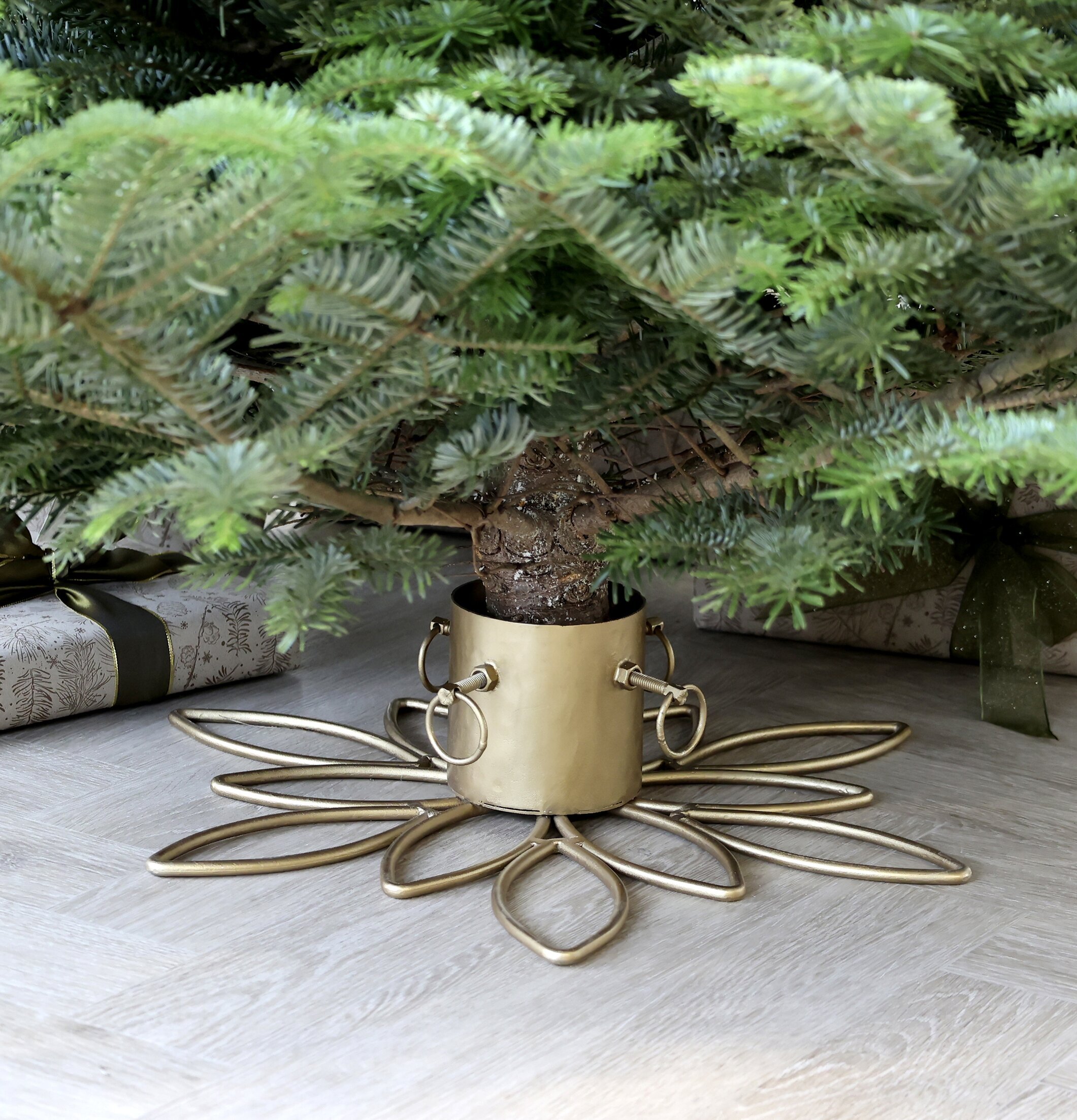 Julgransfot Antik Mässing från Chic Antique under julgran