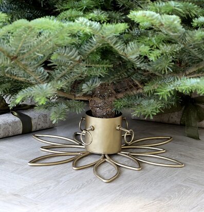 Julgransfot Antik Mässing från Chic Antique under julgran