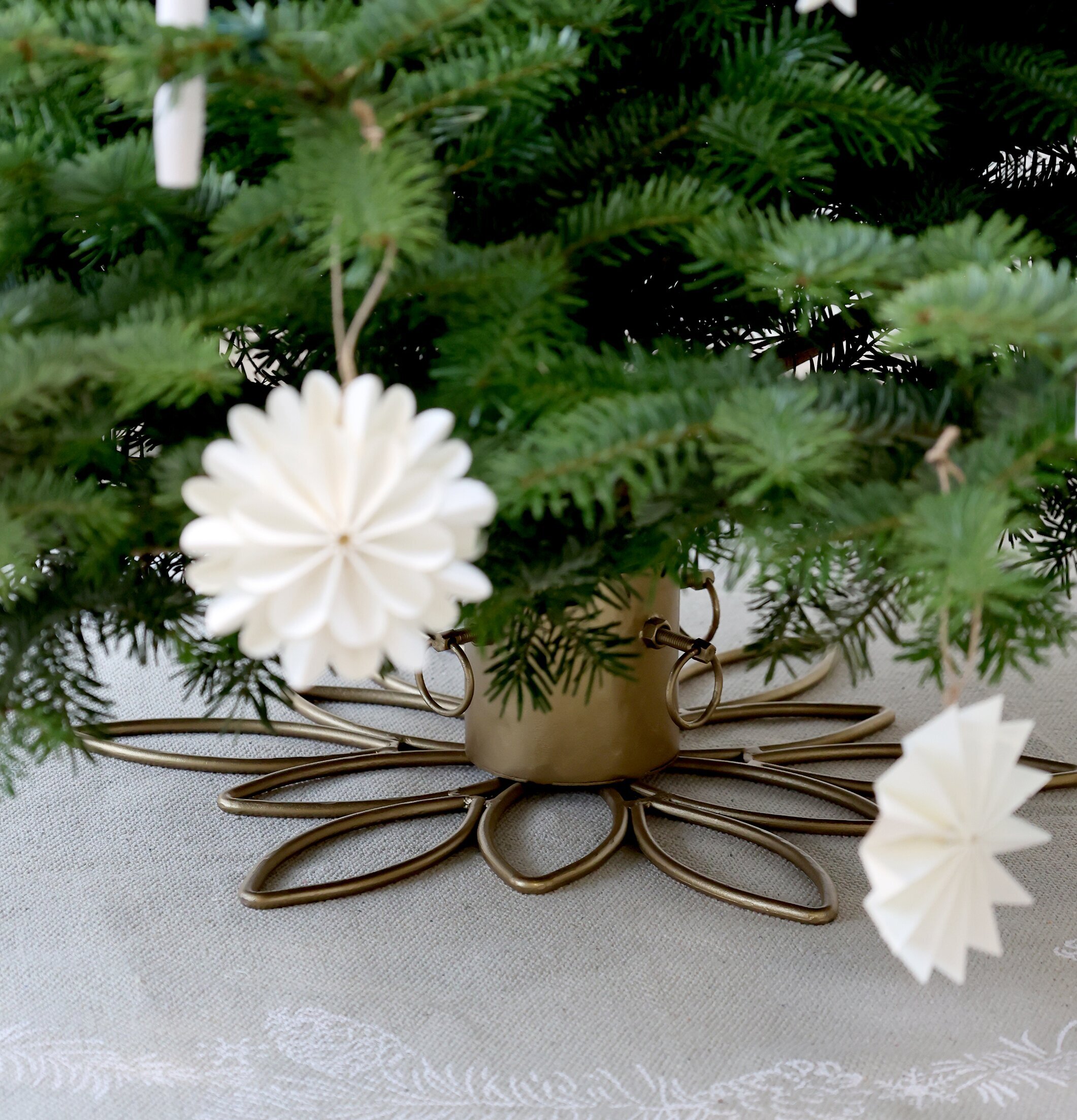 Julgransfot Antik Mässing från Chic Antique på ljus duk