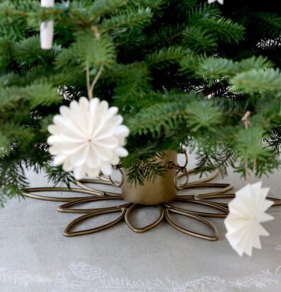 Julgransfot Antik Mässing från Chic Antique på ljus duk