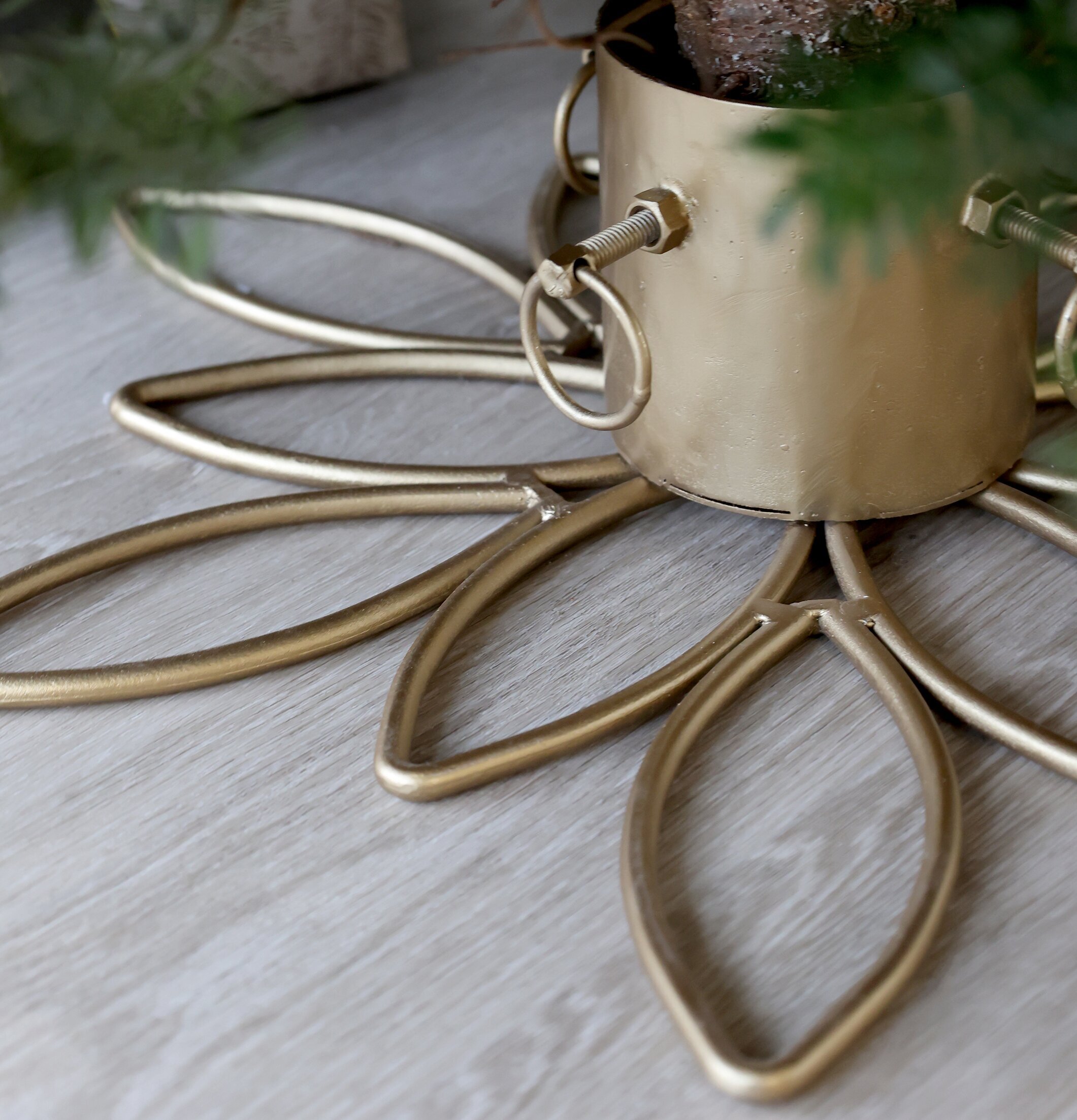 Julgransfot Antik Mässing från Chic Antique på ljust trägolv