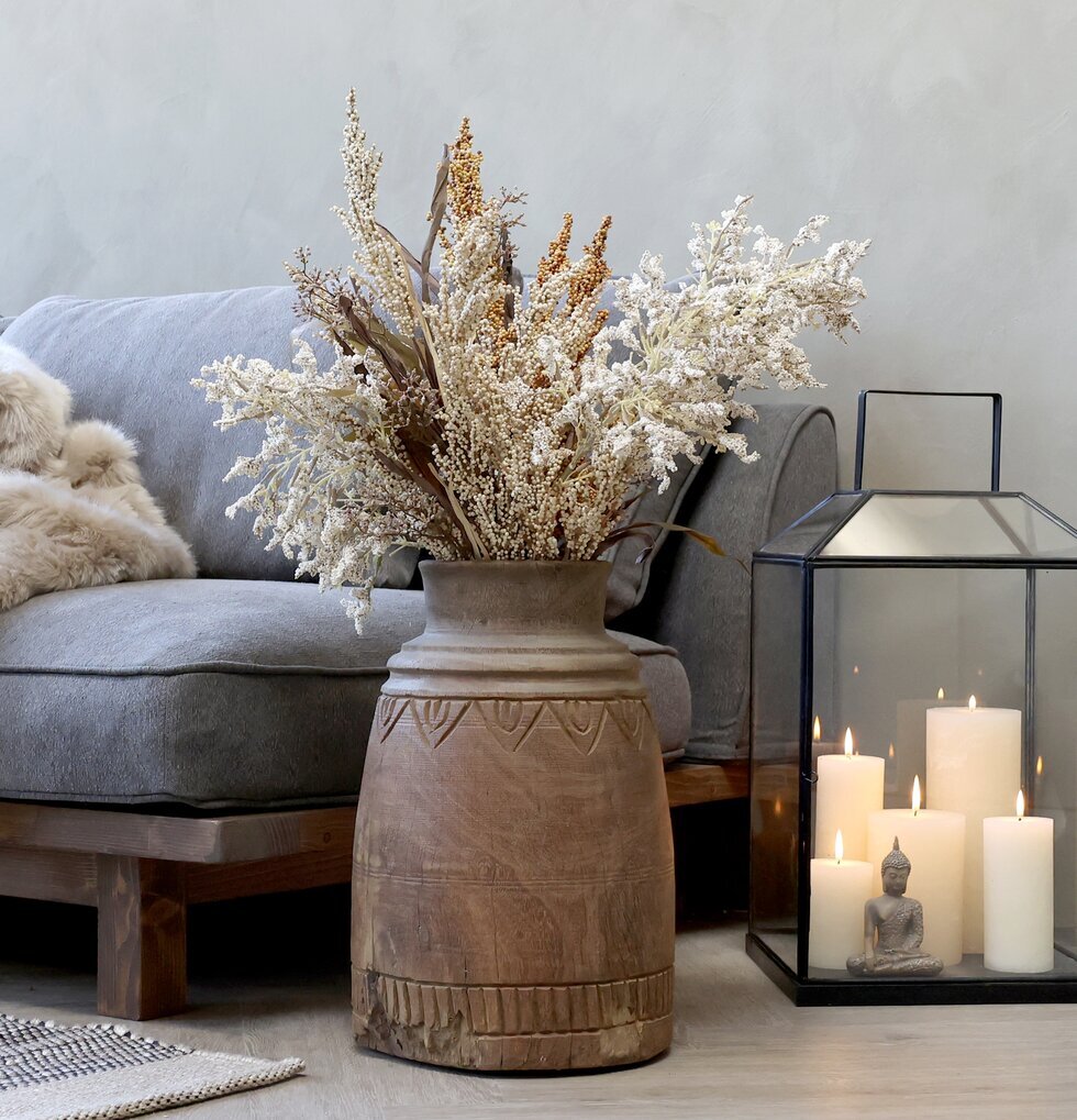 Grimaud Vas Deko 44cm från Chic Antique bredvid grå soffa