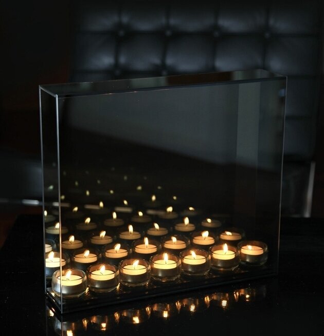 Endless 7 Light Smokey Grey från Endless Light på svart yta