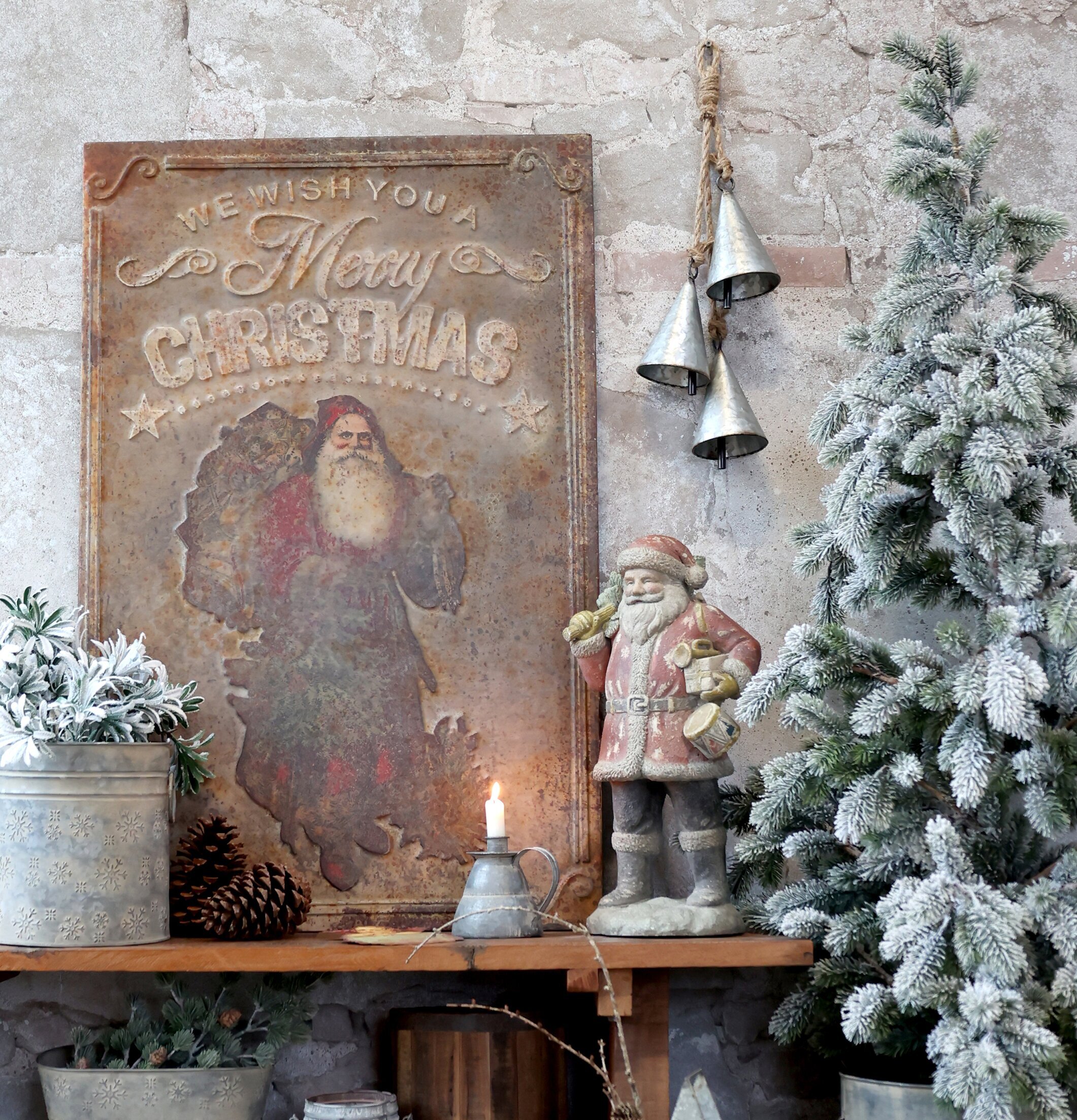 Plåtskylt Vintage Santa från Chic Antique på stenvägg