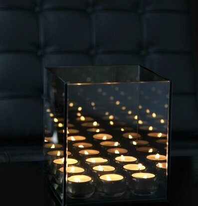 Endless 9 Light Cube Smokey från Endless Light på bord