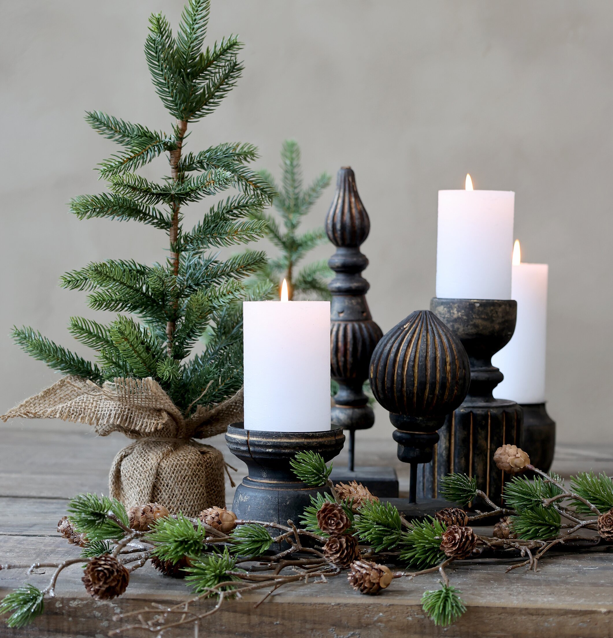 Deko Finial Antikbrun från Chic Antique med ljus och granar