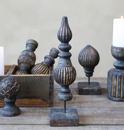 Deko Finial Antikbrun från Chic Antique på rustikt träbord