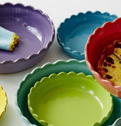 Pajform Small Grön från Rice, omgiven av färgglada pajformar