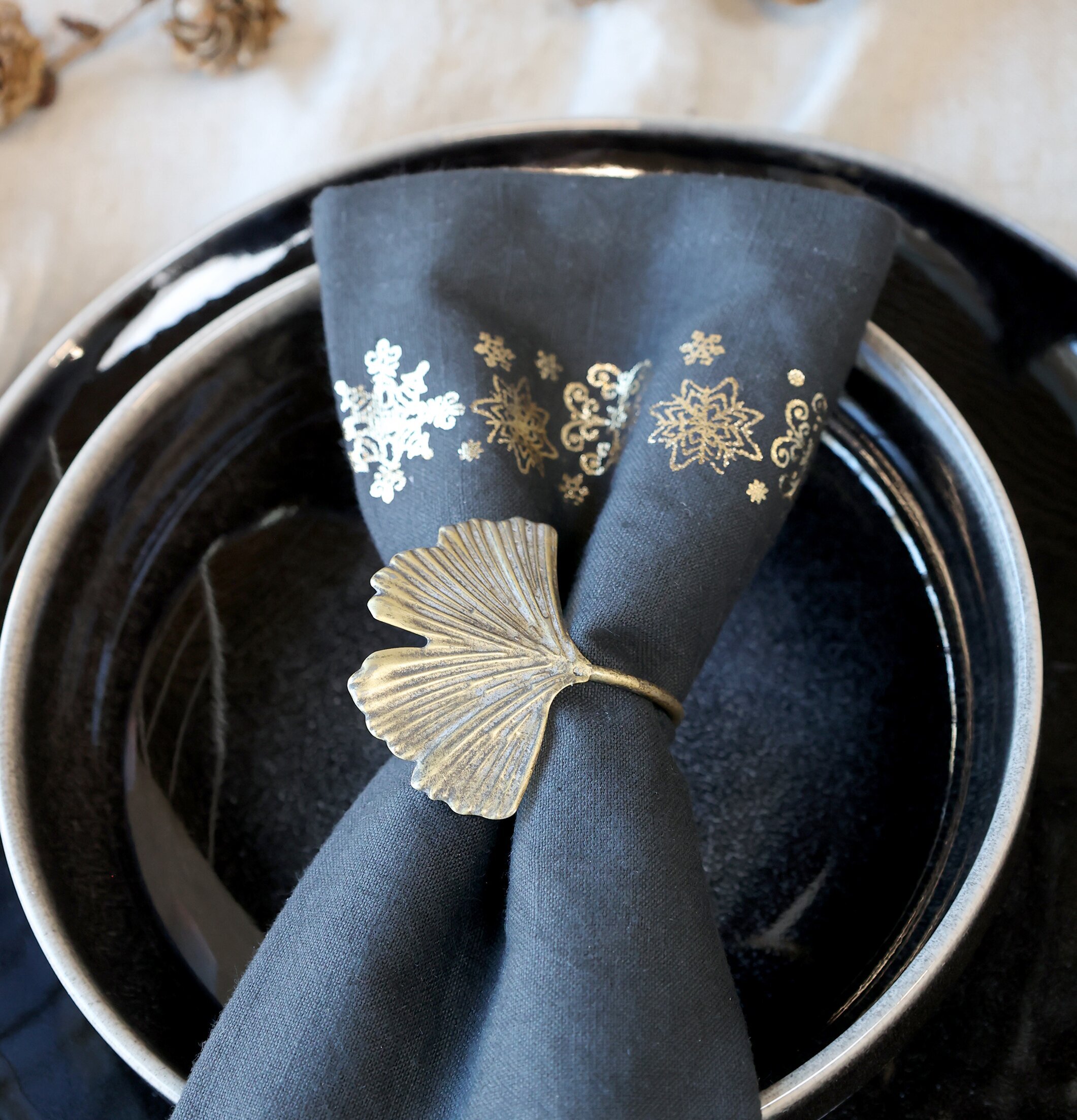 Servett Set/4 Iskristaller Mörkgrå från Chic Antique på tallrik