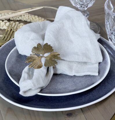Servettring Blad Mässing från Chic Antique på dukat matbord