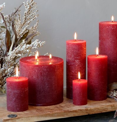 Blockljus Macon Mörkröd från Chic Antique på träyta