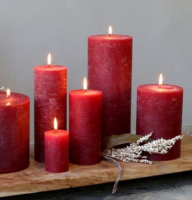 Blockljus Rustik Mörkröd 20cm från Chic Antique på träunderlag